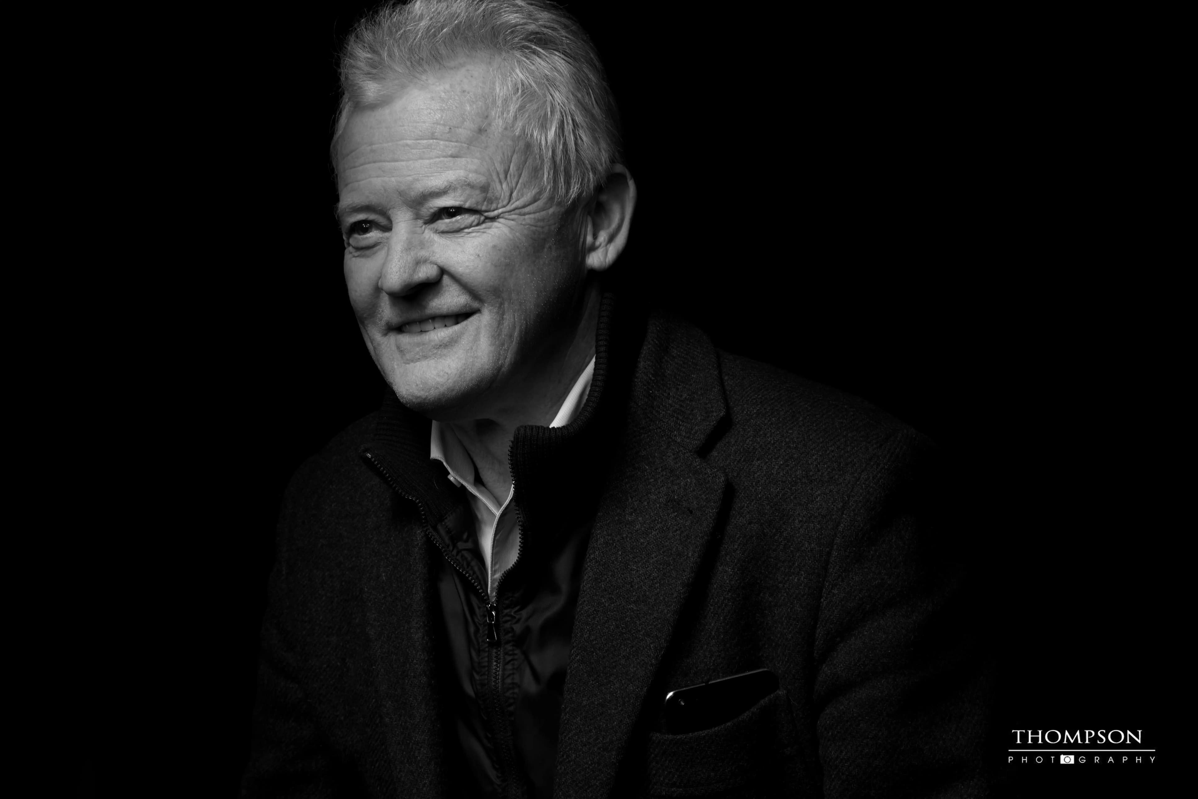 Ritratto professionale headshot per profilo LinkedIn e branding aziendale in studio